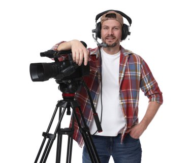 Profesyonel kameralı ve kulaklıklı bir adam beyaz arka planda.