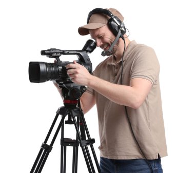 Profesyonel kameralı ve kulaklıklı bir adam beyaz arka planda.