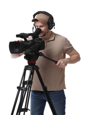 Profesyonel kameralı ve kulaklıklı bir adam beyaz arka planda.