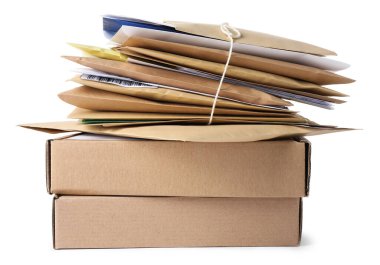 Beyaz üzerine izole edilmiş farklı kağıt zarflar ve paketler. Postane