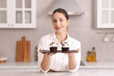 Mutfaktaki masada enfes kekleri olan bir şekerci.