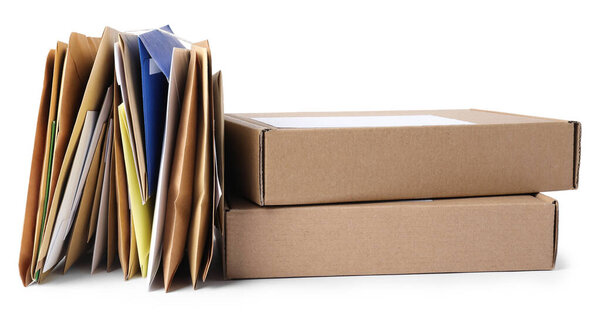 Различные бумажные конверты и посылки, изолированные на белом. Почта