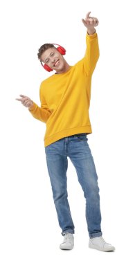 Kulaklıklı mutlu adam beyaz arka planda dans ediyor.