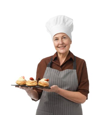 Beyaz arkaplanda choux olan profesyonel bir şekerci.