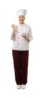 Turtası olan profesyonel pasta şefi beyaz arka planda iyi bir jest yapıyor.