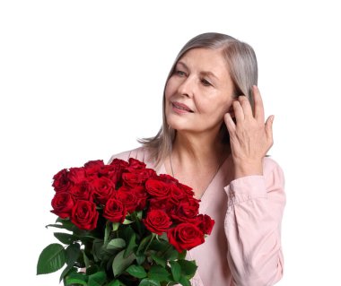 Beyaz arka planda gül buketi olan güzel bir kadın.