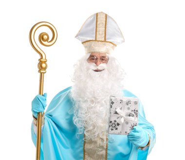 Noel hediyesi ile Aziz Nicholas ve beyaz arka planda Crozier