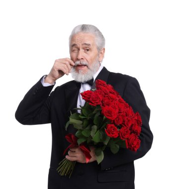 Beyaz arka planda kırmızı gül buketi olan son sınıf öğrencisi.