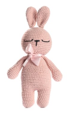 Şirin örülmüş oyuncak tavşancık beyazda izole edilmiş.