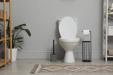 Seramik klozet, fırça ve ihtiyaçlar tuvalette.