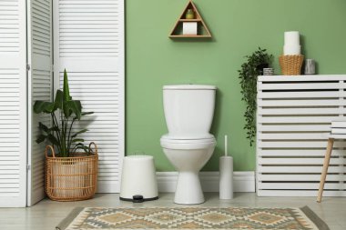 Seramik klozet, fırça ve ihtiyaçlar tuvalette.