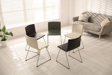 Grup psikoterapi seansı için daireler oluşturun.