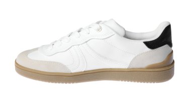 Beyaza izole edilmiş şık bir spor ayakkabı. Sıradan ayakkabılar.