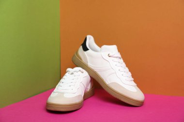 Renkli arka planda bir çift şık spor ayakkabı