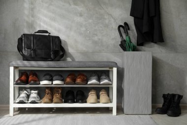 Ayakkabı depolarında farklı ayakkabı, çanta ve şemsiyeler var.