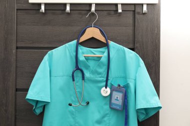 İçeride steteskop ve rozetli bir sağlık görevlisi üniforması.