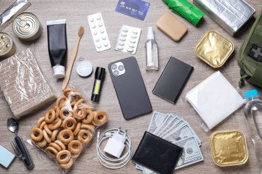 Hayatta kalma kiti. Tahta masada farklı acil durum malzemeleri var.