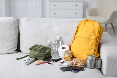 Hayatta kalma kiti. Kanepede farklı acil durum malzemeleri var.