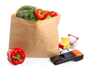 Ödeme terminali, torba dolusu yiyecek, kredi kartı ve mini araba beyaza izole edilmiş.