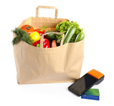 Ödeme terminali, torba dolusu yiyecek ve kredi kartları beyaza izole edilmiş.