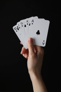 Siyah arkaplanda oyun kartları olan kadın, yakın plan