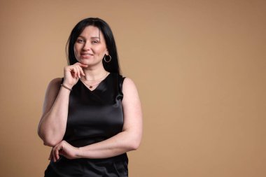 Gülümseme portresi artı bej arka planda boyut modeli, metin için boşluk. Fazla kilolu