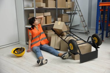 İşte bir kaza oldu. Yaralı bir kadın ve depoda yerde devrilmiş bir el arabası.