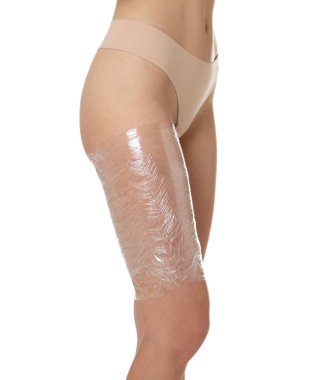 Bacağına spa yapan kadın beyaz arka planda, yakın plan.