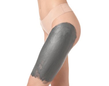 Bacağına spa yapan kadın beyaz arka planda, yakın plan.