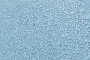 Açık mavi arkaplanda çok su damlası var