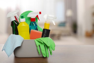 Odadaki ahşap masadaki temizlik ürünleri. Metin için boşluk