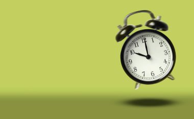 Siyah çalar saat çalıyor ve zeytin rengi arka planda zıplıyor. Metin için alanı olan pankart tasarımı