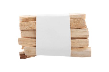 Beyaz arka planda kağıda sarılı Palo Santo çubukları
