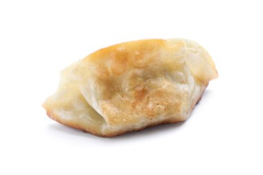Bir kızarmış gyoza hamur tatlısı, beyaz üzerine izole edilmiş.