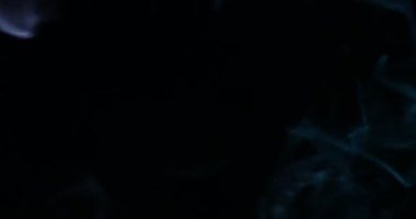 Güzel duman, arka planda neon ışıklarda akıyor.