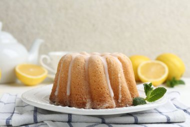 Lezzetli limonlu pasta, jöleli ve nane şekerli, yakın plan.