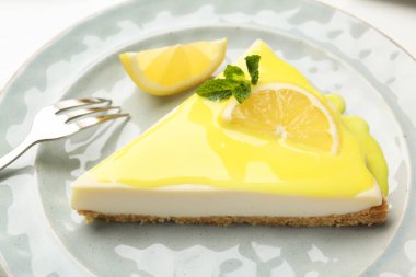 Masada servis edilen limonlu peynirli kek, yakın plan.