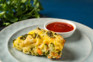 Lezzetli sebze güveci ve sos mavi masada, yakın plan.