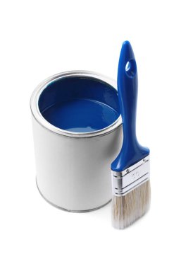 Mavi boya ve fırça tenekesi beyaza izole edilmiş.