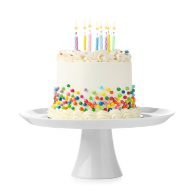 Renkli serpiştirilmiş nefis bento keki ve beyaz üzerine izole edilmiş yanan mumlar.