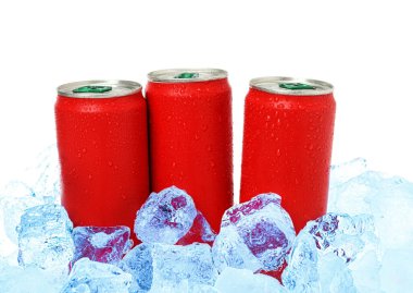 Buzlu kutulardaki içecekleri beyaz arka planda yeniliyorum.