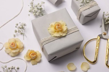 Çiçekçi. Beyaz arkaplanda kutular, çiçekler ve makas