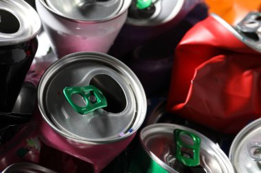 Arkaplan olarak birçok buruşuk teneke kutu, yakın plan