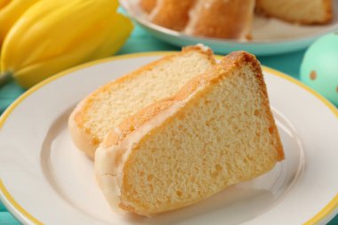 Lezzetli kek parçaları masanın üstünde, yakın plan.