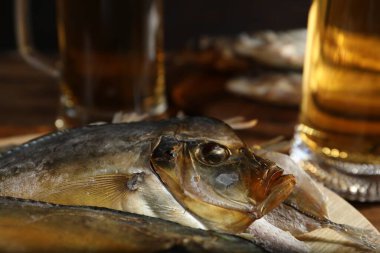 Kurutulmuş balık ve bira masada, yakın plan.