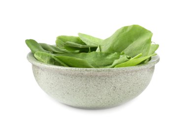 Taze yeşil kuş yaprakları beyaz kasede izole edilmiş.