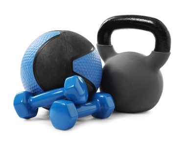 Kettlebell, dambıl ve egzersiz topu beyaza izole edilmiş.