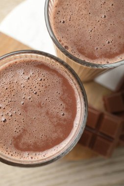 Lezzetli çikolatalı süt ve çubuklar ahşap masa, üst manzara