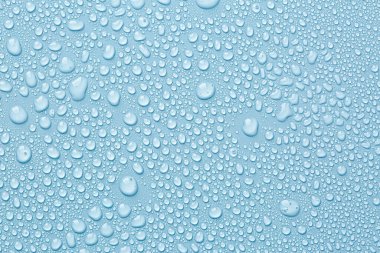 Açık mavi arkaplanda çok su damlası var