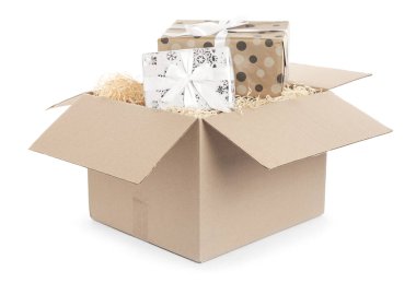 Beyaz arkaplanda hediye kutuları olan paket
